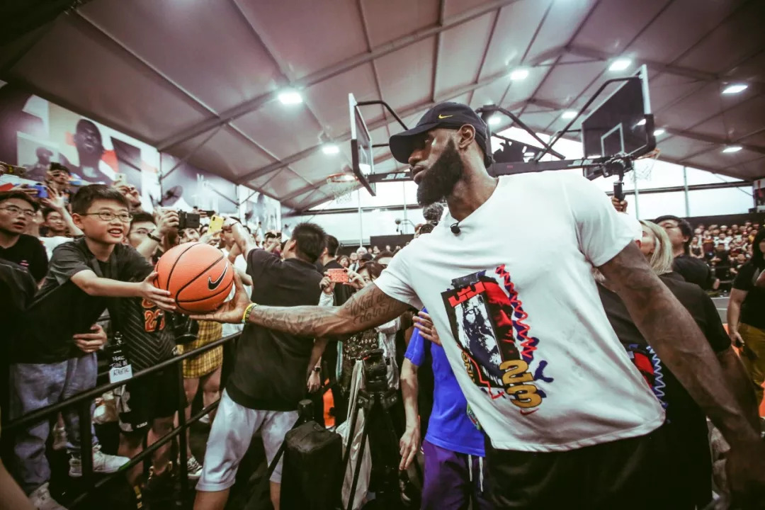 罚球9中3！洛夫顿半场4中2拿到7分2板2助 有3失误3犯规（洛夫顿半场数据：7分2板2助，投篮4投2中、罚球9罚仅3中，另有3失误3犯规）