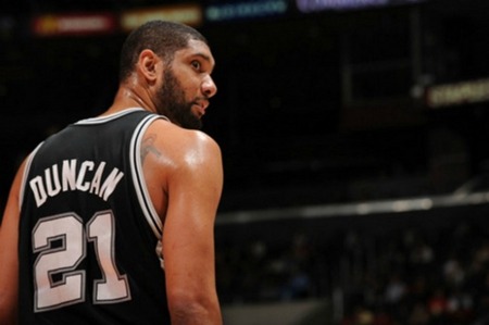 布伦森突破抛传，展现篮球技巧（布伦森强突抛传，尽显球场技艺）