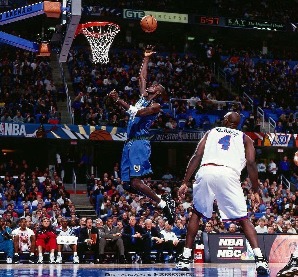 拜仁大胜巩固榜首（拜仁狂胜稳居榜首）