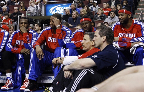 12月13日NBA看点：库里复出战群狼，老鹰、活塞强强对话（12月13日NBA前瞻：库里归来迎战森林狼，老鹰与活塞上演焦点之战）