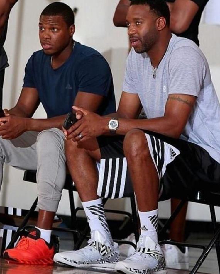 剑南春丨皇马客场0-0巴列卡诺，比赛平淡，巴尔韦德伤退（剑南春丨皇马客场0-0闷平巴列卡诺，场面沉闷，巴尔韦德伤退）